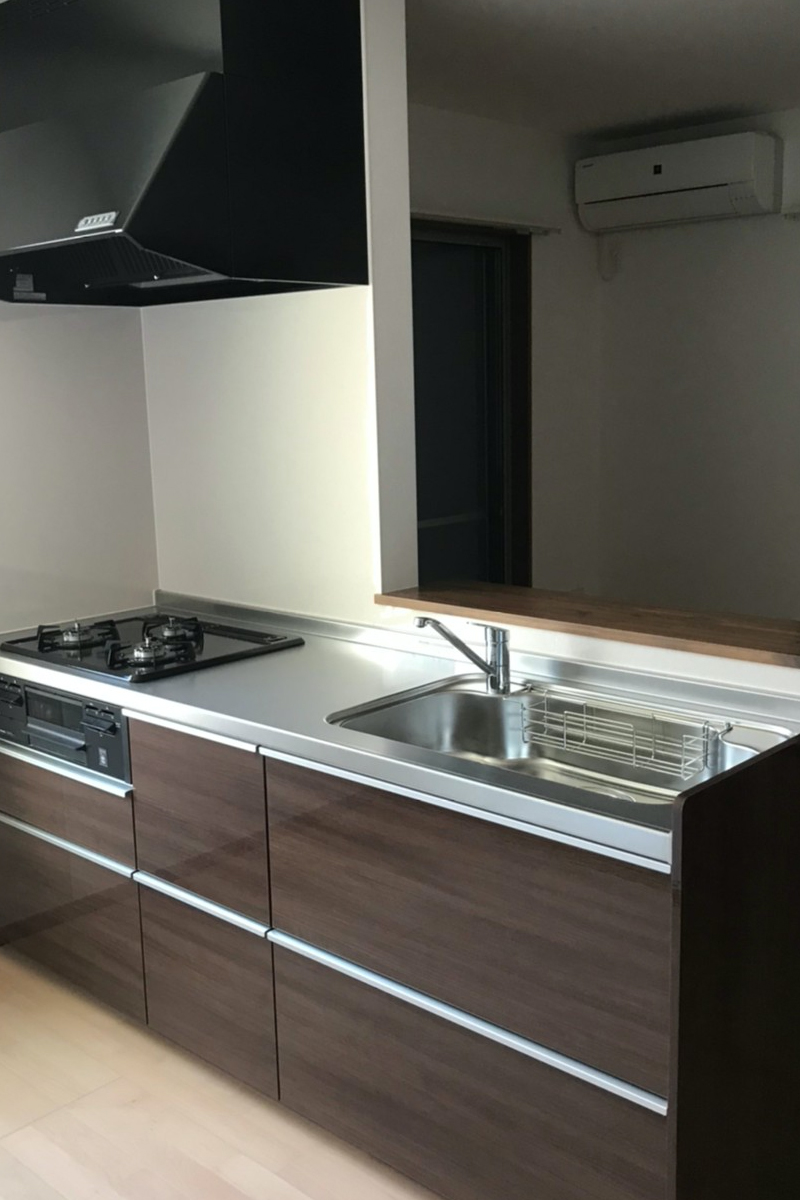 落ち着いた色味で統一したシステムキッチンにリノベーション